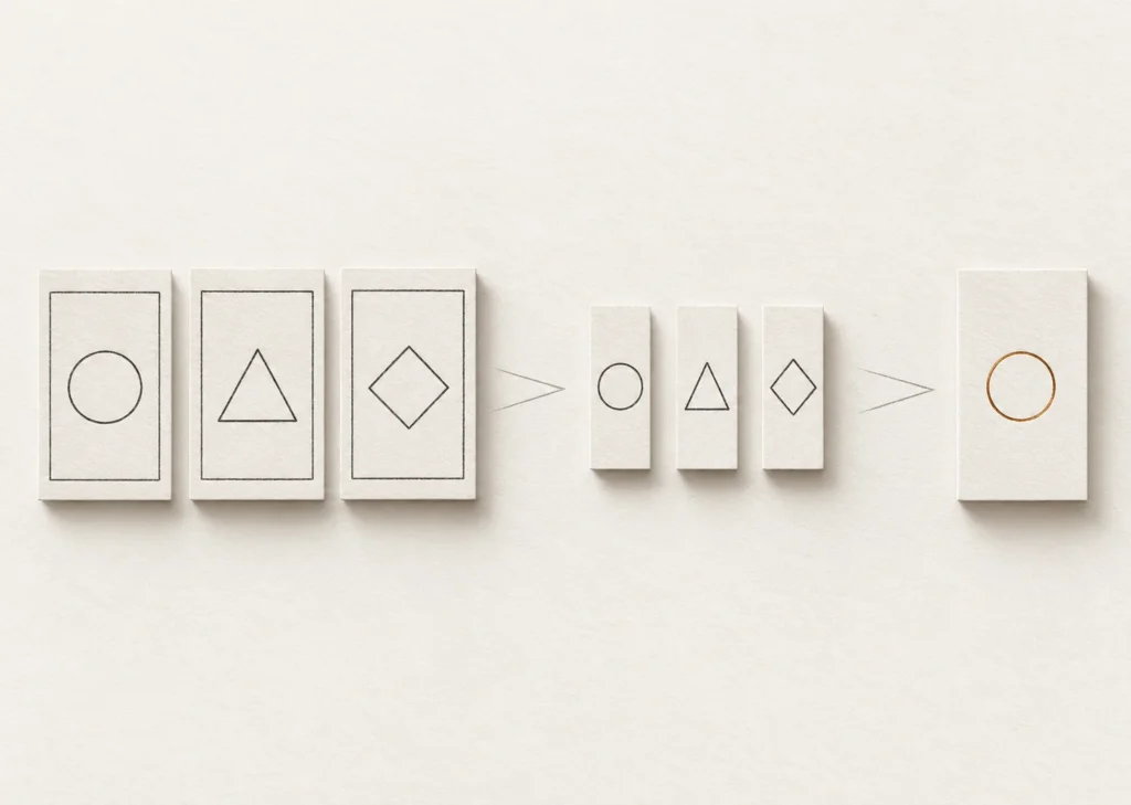 Trois cartes portant des formes simples se réduisent à une seule option cerclée de cuivre.