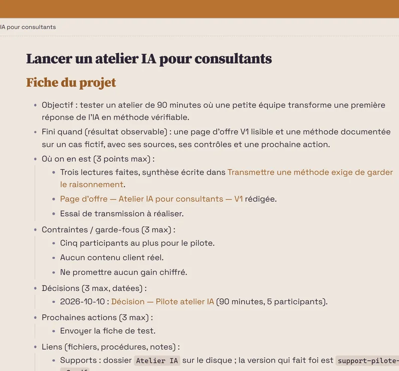 La note projet « Lancer un atelier IA pour consultants » avec sa fiche (objectif, contraintes, décisions datées, prochaines actions) et la ligne « Supports : dossier Atelier IA sur le disque ; la version qui fait foi est support-pilote-v3.pdf ».